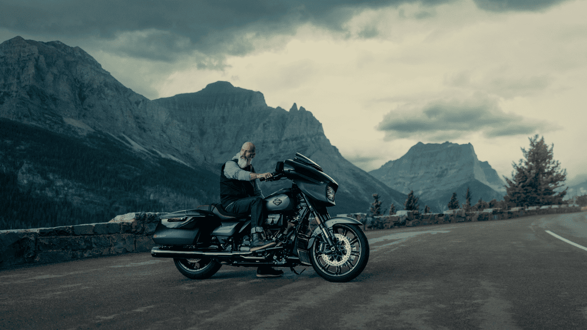 Rider cruises past cityscape on a 2025 Harley-Davidson® Street Glide® Ultra near Deer Park, TX, built for power, comfort & long-haul touring.