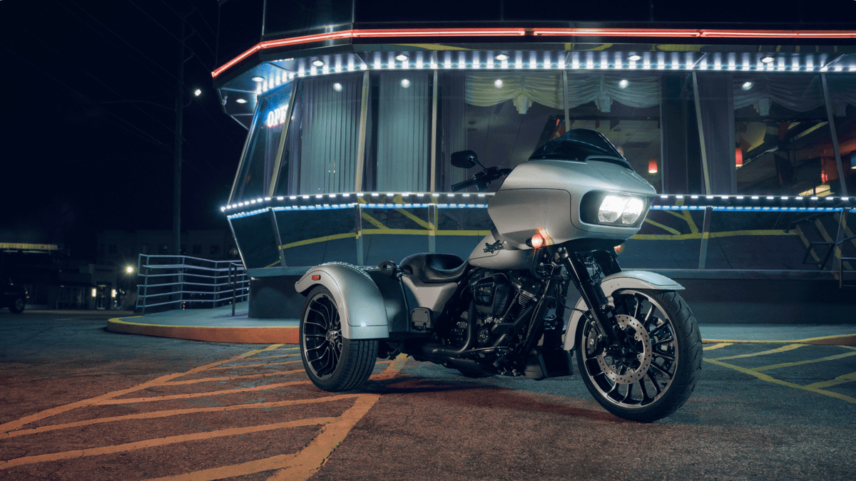 The 2025 Harley-Davidson® Road Glide® 3 glows under diner lights—trike comfort meets touring style near Deer Park, TX.