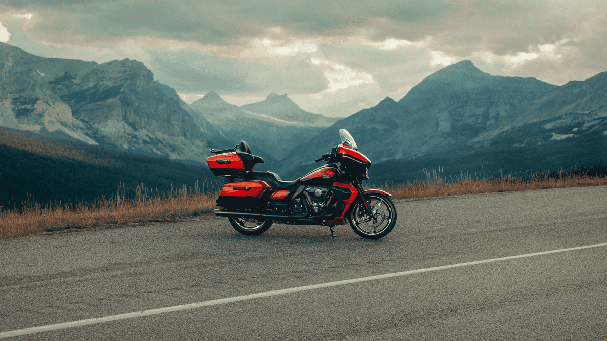 2025 Harley-Davidson® Street Glide® Ultra parked against a mountain backdrop near Deer Park, TX—built for long-haul touring comfort and two-up travel.