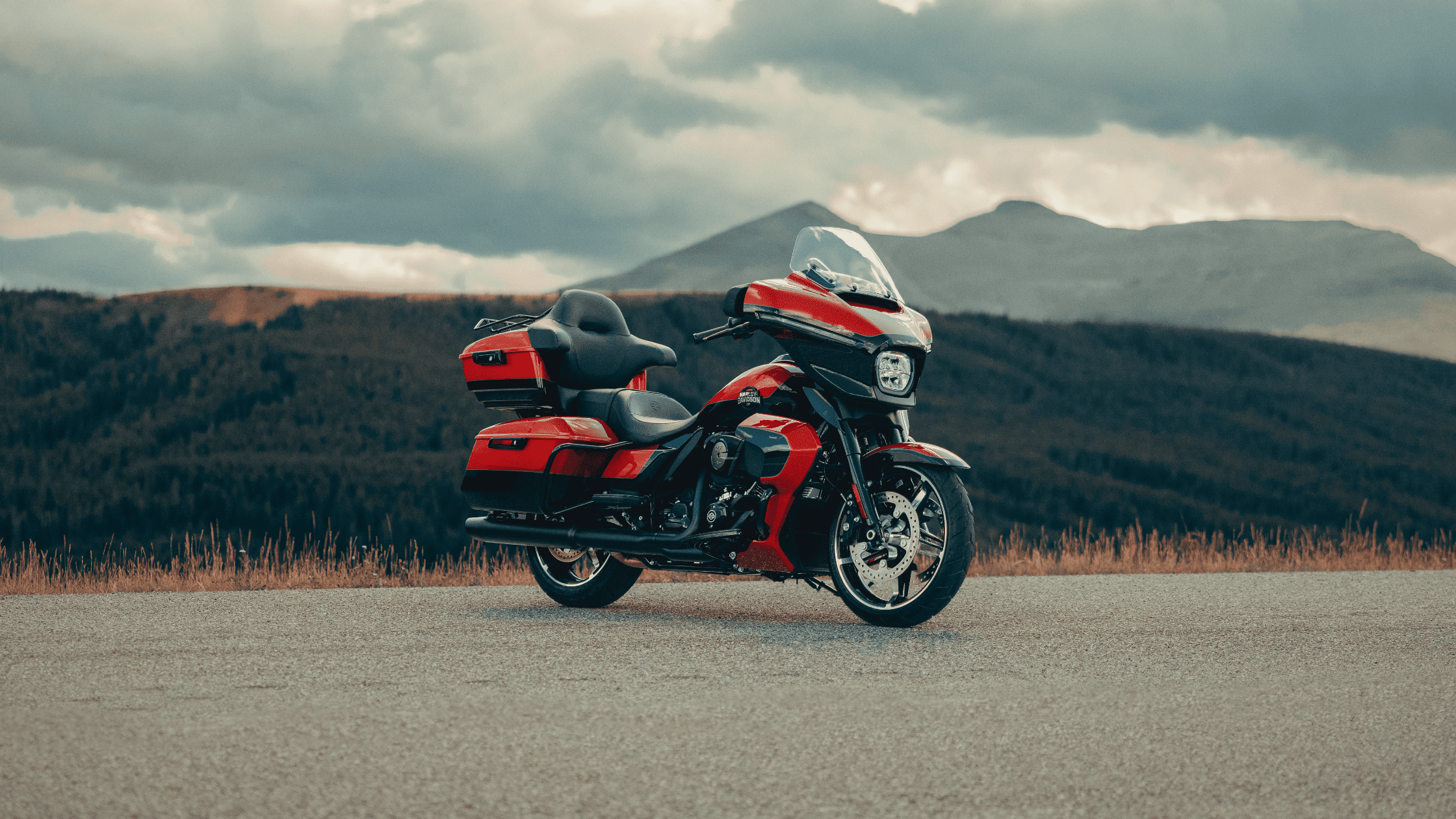 2025 Harley-Davidson® Street Glide® Ultra parked on scenic roadside near Friendswood, TX, built for long-distance comfort.