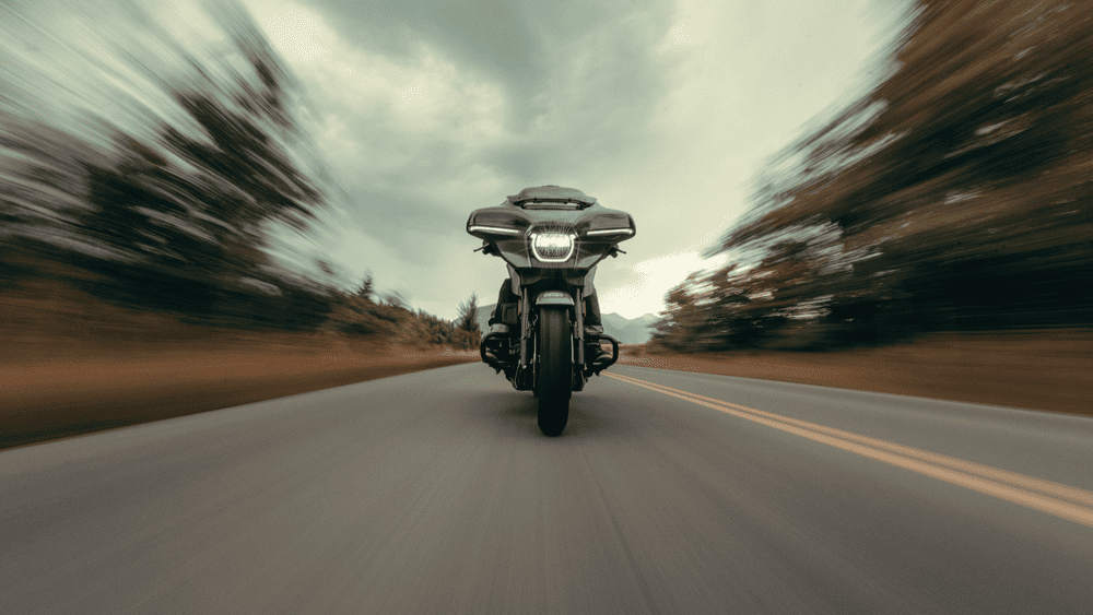 Front view of 2025 Harley-Davidson® CVO™ Street Glide® in motion, showcasing its advanced suspension near Friendswood, TX.